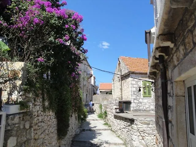 Haracic * Hvar Town